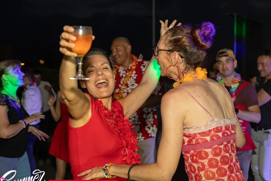 Ambiance conviviale de la Summer Beach — entrepreneurs à Garosud